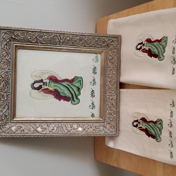 Angel Bath Towels and Soap Dispenser - Picture 2 of 10